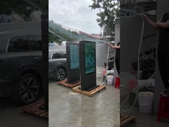 65-calowy wyświetlacz LCD podłączony do ściany